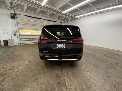 Used 2023 Chrysler Pacifica Touring-L FWD image 5