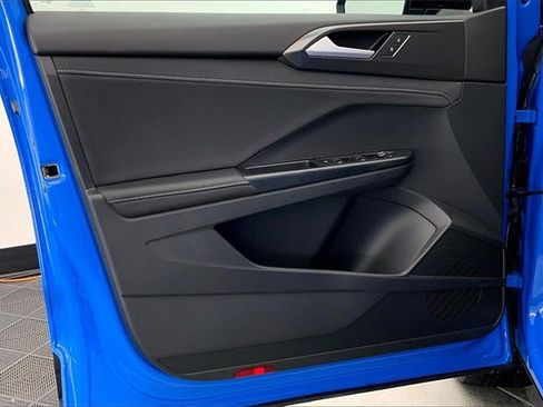 Used 2025 Volkswagen Taos SE image 23