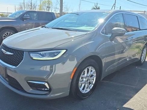 Used 2023 Chrysler Pacifica Touring-L image 1