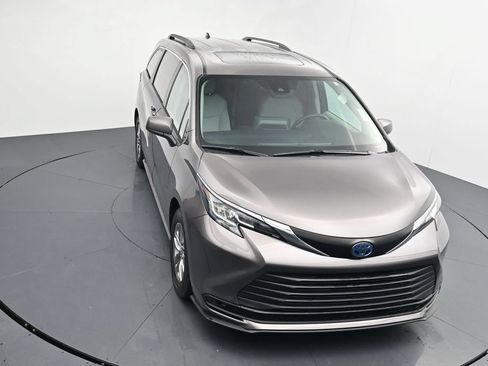 Used 2022 Toyota Sienna LE w/ LE Plus Package FWD image 26
