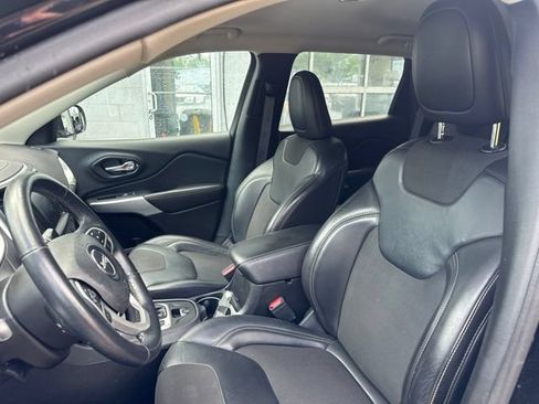 Used 2018 Jeep Cherokee Latitude Plus w/ Cold Weather Group AWD/4WD image 10