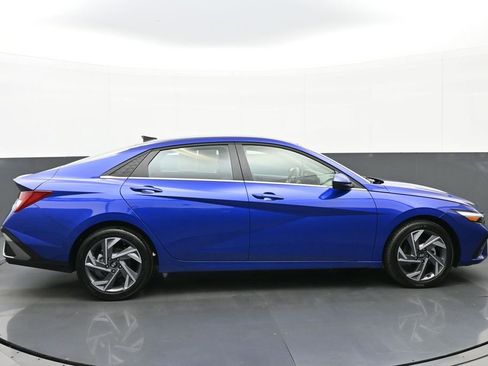 Certified 2025 Hyundai Elantra SEL image 2