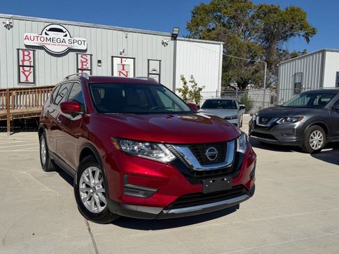 Used 2019 Nissan Rogue SV image 1