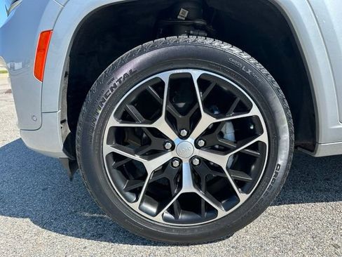 Used 2024 Jeep Grand Cherokee Summit AWD/4WD image 9