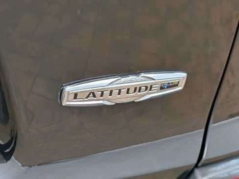 Used 2019 Jeep Cherokee Latitude Plus w/ Cold Weather Group AWD/4WD image 9