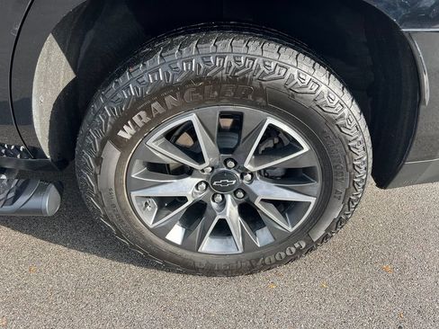 Used 2023 Chevrolet Tahoe Z71 w/ Luxury Package AWD/4WD image 14
