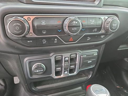 Used 2020 Jeep Wrangler Unlimited Sahara AWD/4WD image 28