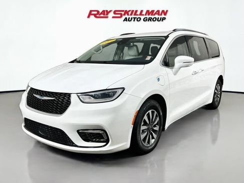 Used 2021 Chrysler Pacifica Touring-L FWD image 3