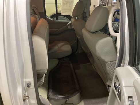 Used 2015 Nissan Frontier SV image 8