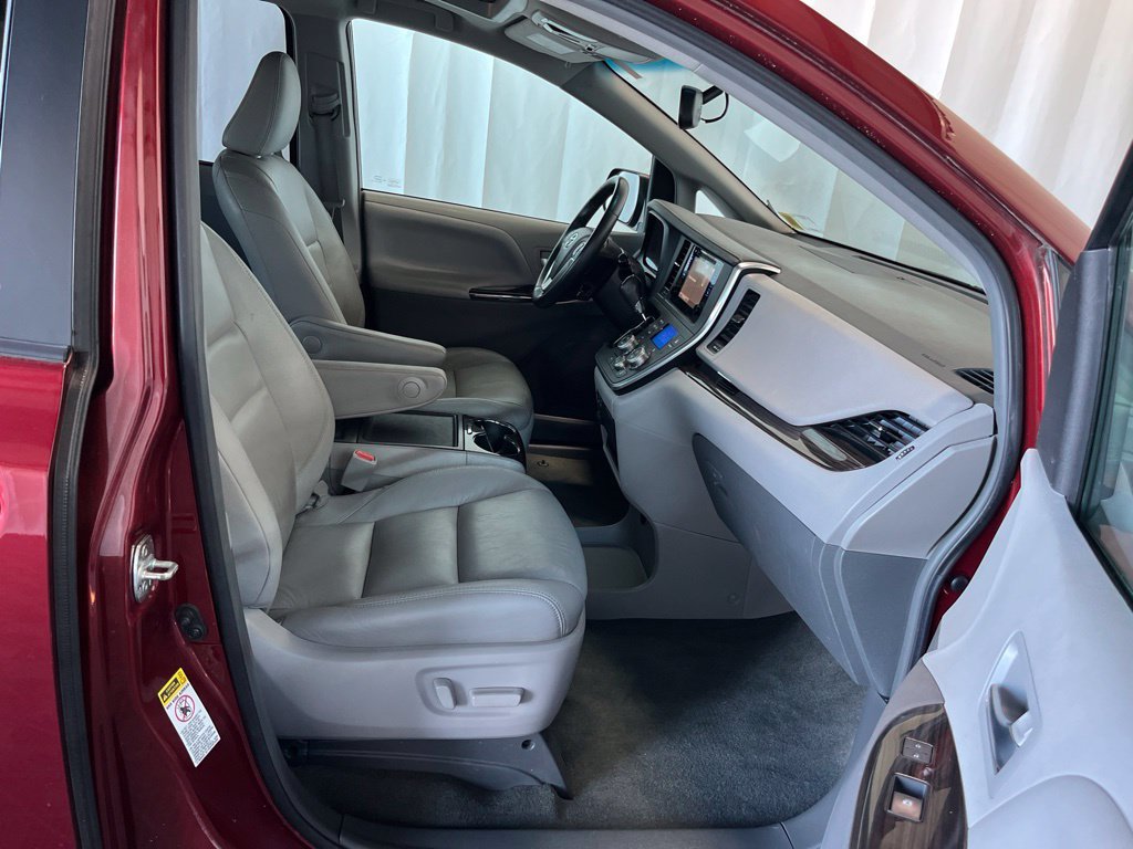Used 2017 Toyota Sienna XLE FWD image 20