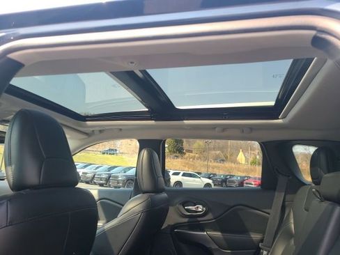 Used 2021 Jeep Cherokee Latitude Lux w/ Sun & Sound Group image 17