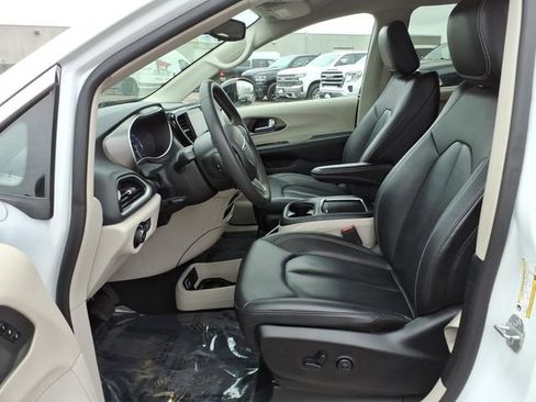 Used 2024 Chrysler Pacifica Touring-L image 12