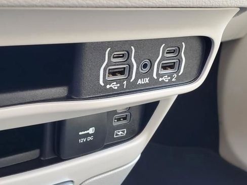 Used 2022 Chrysler Pacifica Touring-L image 30