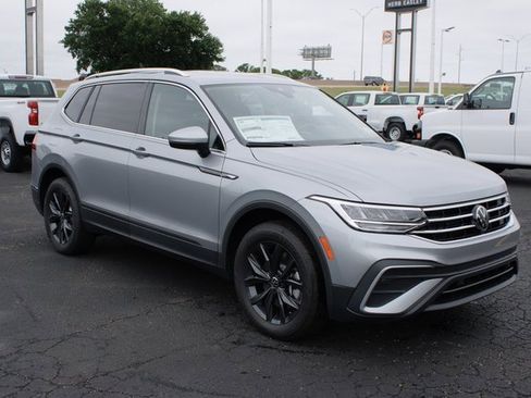 Used 2024 Volkswagen Tiguan SE image 1