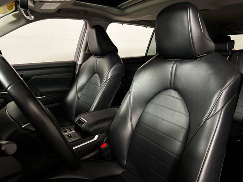 Certified 2023 Toyota Highlander XLE image 13
