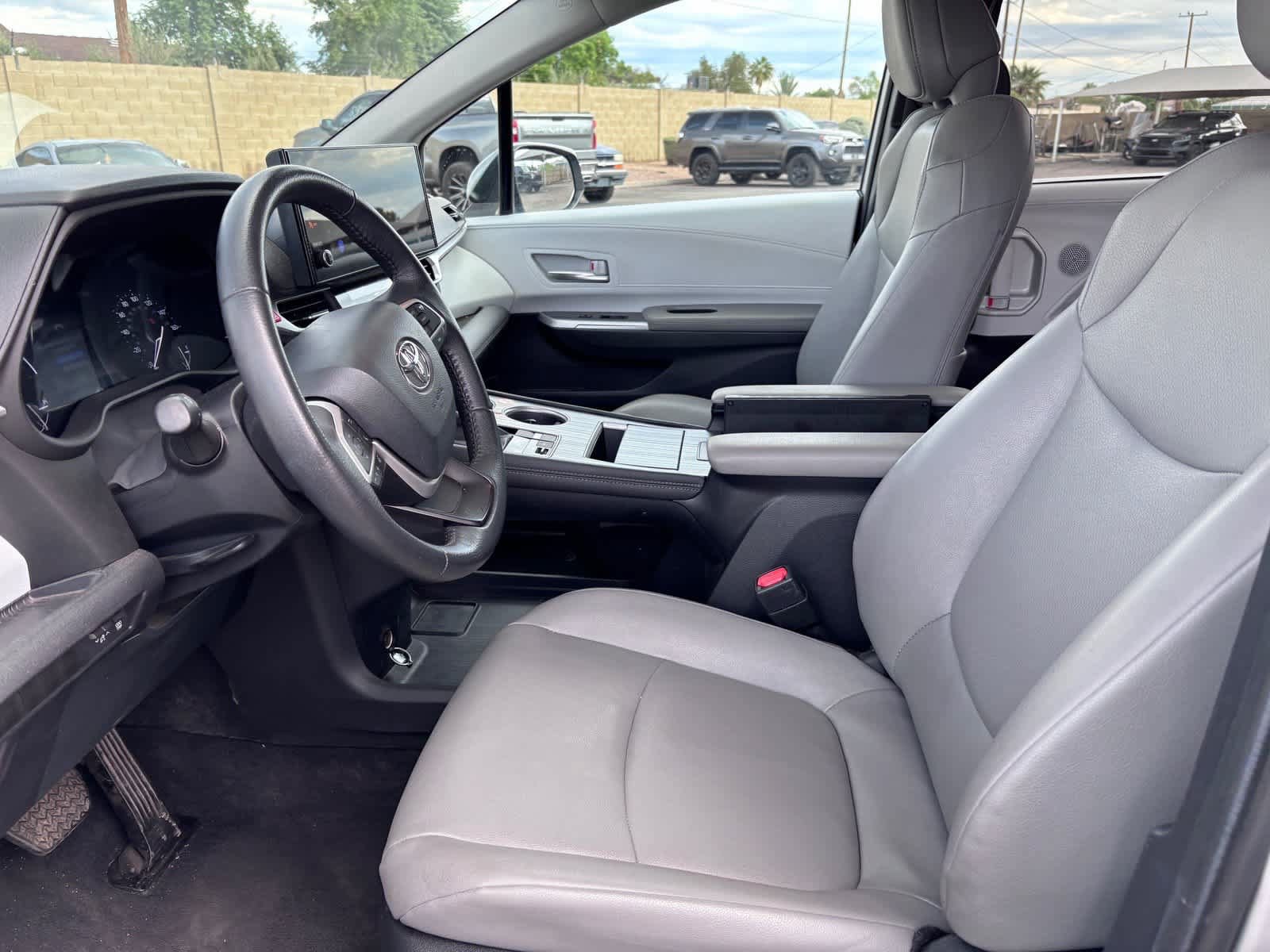 Used 2025 Toyota Sienna XLE FWD image 10