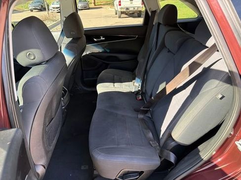 Used 2019 Kia Sorento FWD image 13