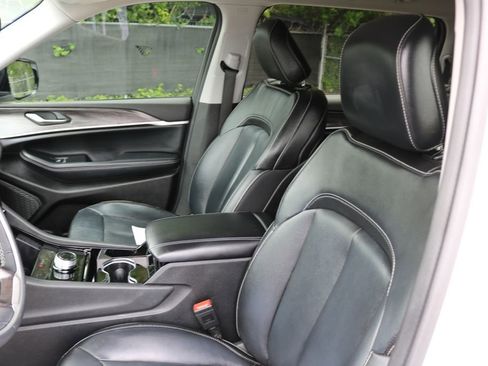 Used 2023 Jeep Grand Cherokee L Limited w/ Black Appearance Package image 11