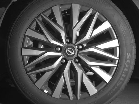 Used 2025 Nissan Altima 2.5 SV FWD image 12