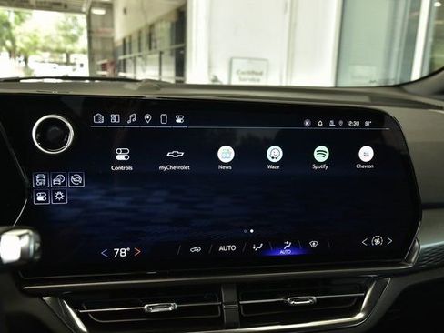 Used 2025 Chevrolet Equinox EV LT image 32