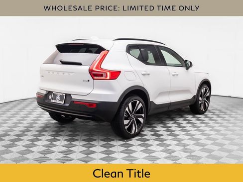 Used 2025 Volvo XC40 B5 Plus image 5