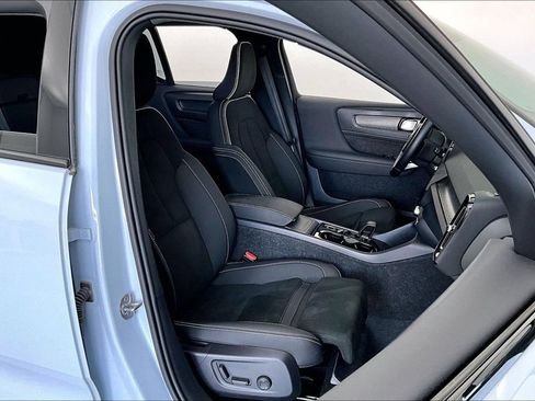 Certified 2025 Volvo XC40 B5 Plus AWD/4WD image 8