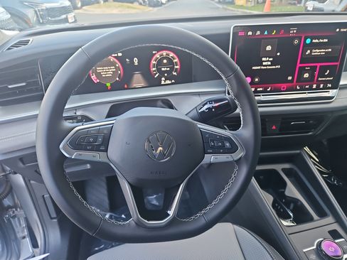 New 2025 Volkswagen Tiguan SE image 15