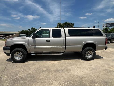 Used 2006 Chevrolet Silverado 2500 LT w/ Heavy-Duty Power Package AWD/4WD image 2
