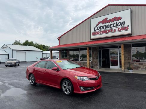 Used 2014 Toyota Camry SE FWD image 2