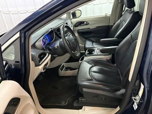 Used 2023 Chrysler Pacifica Touring-L FWD image 25