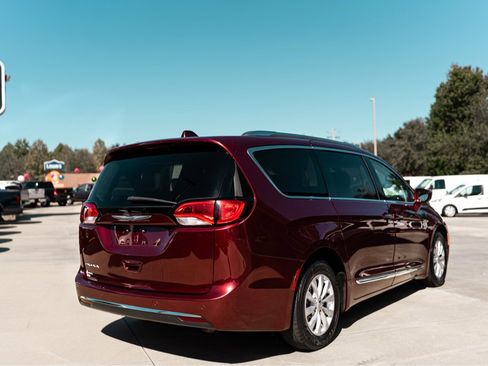 Used 2018 Chrysler Pacifica Touring-L image 5