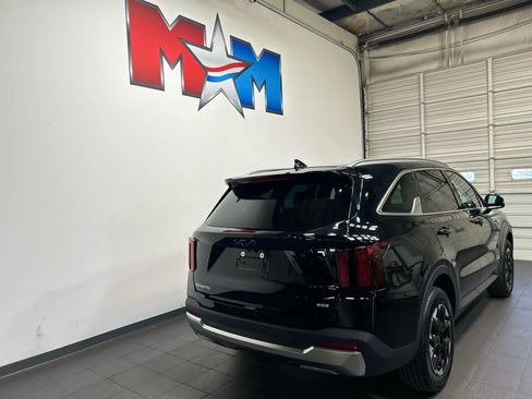 Used 2025 Kia Sorento S w/ Panoramic Sunroof Package AWD/4WD image 3