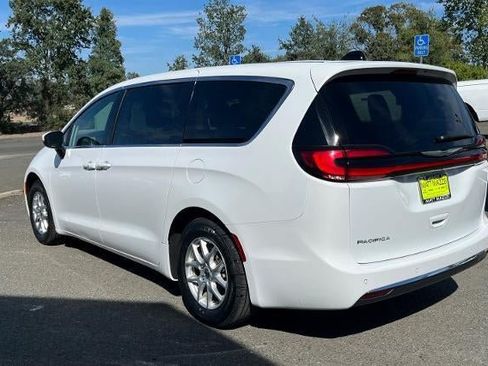 Used 2023 Chrysler Pacifica Touring-L FWD image 3