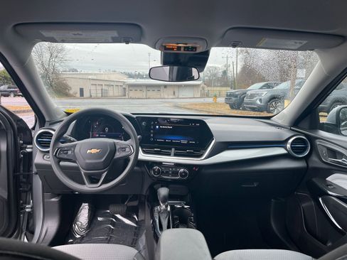 Used 2025 Chevrolet Trax LT image 27