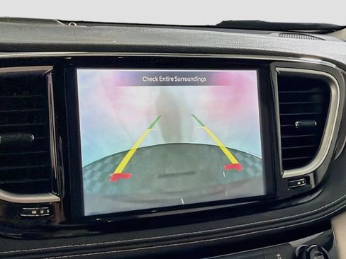 Used 2023 Chrysler Pacifica Touring-L FWD image 23