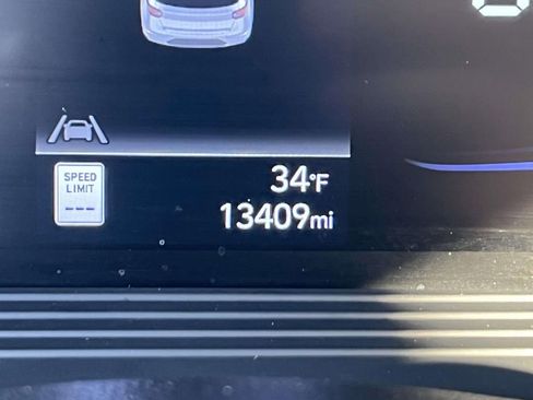 Used 2024 Hyundai Venue Limited image 29