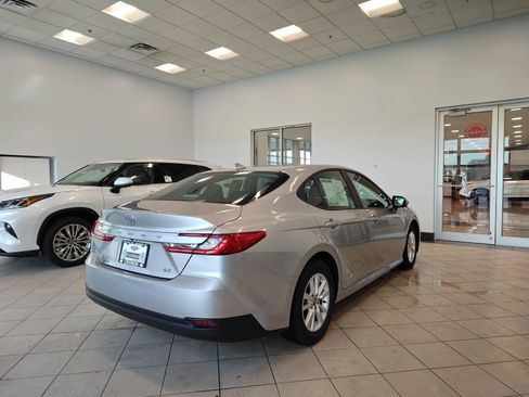 Used 2025 Toyota Camry LE image 3