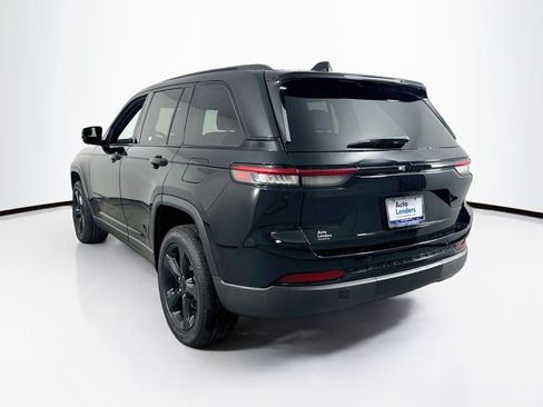 Used 2023 Jeep Grand Cherokee Altitude AWD/4WD image 7