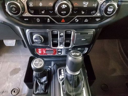 Used 2024 Jeep Wrangler Unlimited Rubicon AWD/4WD image 29