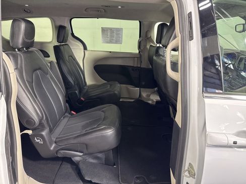 Used 2024 Chrysler Pacifica Touring-L image 17