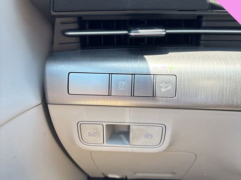 Certified 2024 Hyundai Kona Limited AWD/4WD image 9