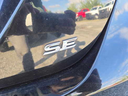 Used 2018 Toyota Camry SE FWD image 16