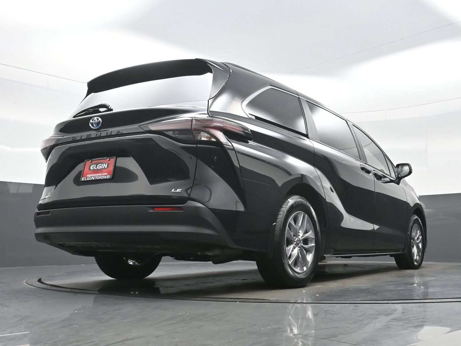 Used 2025 Toyota Sienna LE AWD/4WD image 32