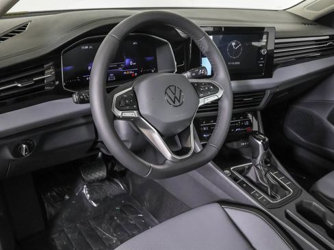 Used 2026 Volkswagen Jetta SE FWD image 4