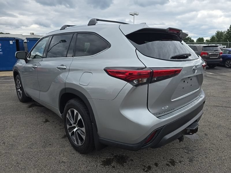 Used 2021 Toyota Highlander XLE AWD/4WD image 10