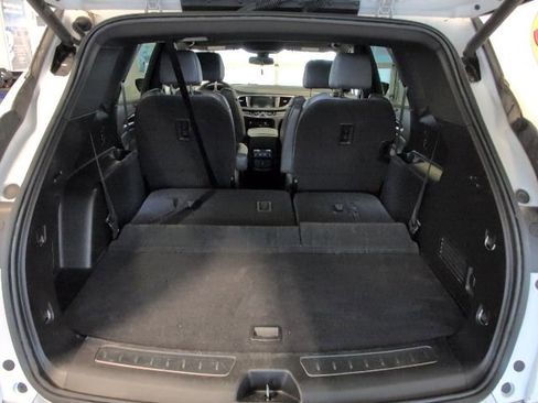 Used 2023 Buick Enclave Essence AWD/4WD image 32