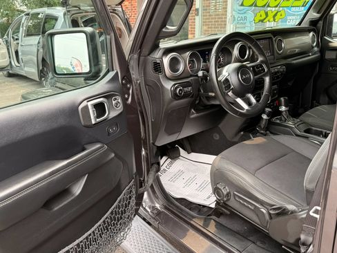 Used 2018 Jeep Wrangler Unlimited Sahara AWD/4WD image 8