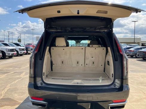 Used 2021 Cadillac Escalade Premium Luxury AWD/4WD image 17