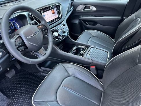 Used 2024 Chrysler Pacifica Premium FWD image 9