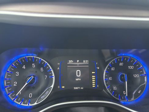 Used 2019 Chrysler Pacifica Touring-L image 12